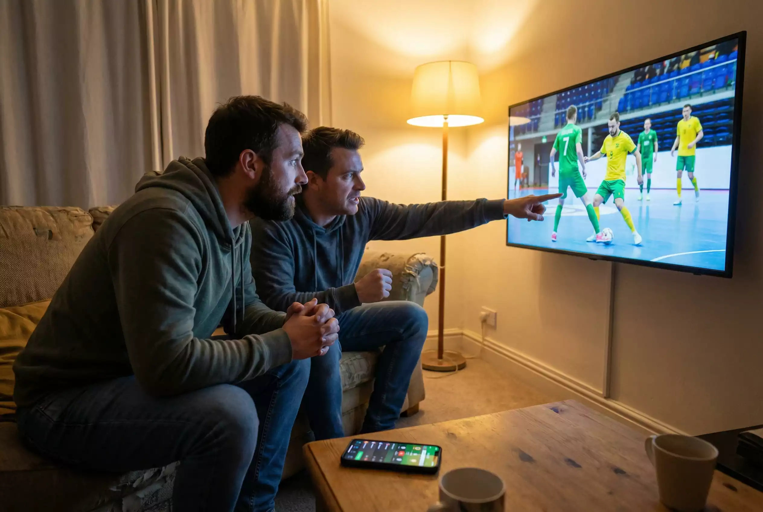 Apuestas en vivo en fútbol sala - aficionados siguiendo un partido de futsal en directo